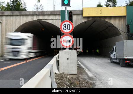 Tunnel-Einfahrt auf der Pyhrnautobahn A9, Oberösterreich, Österreich - Tunneleinfahrt auf der Pyhrnautobahn A9, Oberösterreich, Österreich Stockfoto