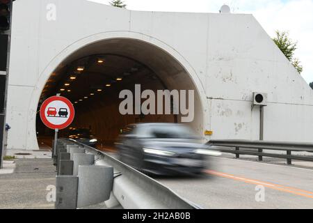 Tunnel-Einfahrt auf der Pyhrnautobahn A9, Oberösterreich, Österreich - Tunneleinfahrt auf der Pyhrnautobahn A9, Oberösterreich, Österreich Stockfoto