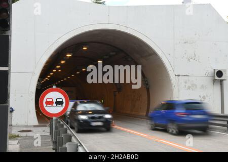 Tunnel-Einfahrt auf der Pyhrnautobahn A9, Oberösterreich, Österreich - Tunneleinfahrt auf der Pyhrnautobahn A9, Oberösterreich, Österreich Stockfoto