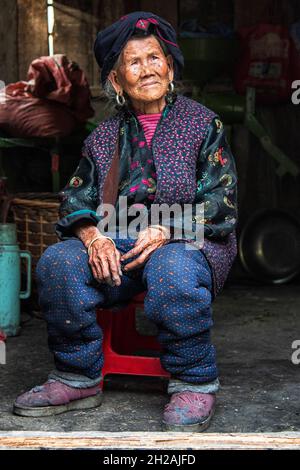 21. Oktober 2021 - Longji, China: Ältere rote Yao-Frau im Dorf Tiantouzhai, Longji Stockfoto