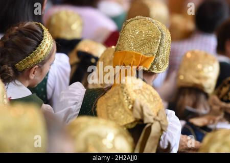 Eine Goldhaube - eine traditionelle festliche Kopfbedeckung für Frauen und Mädchen in Oberösterreich - Eine goldene Mütze - eine traditionelle festliche Kopfbedeckung Stockfoto