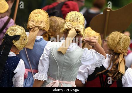 Eine Goldhaube - eine traditionelle festliche Kopfbedeckung für Frauen und Mädchen in Oberösterreich - Eine goldene Mütze - eine traditionelle festliche Kopfbedeckung Stockfoto