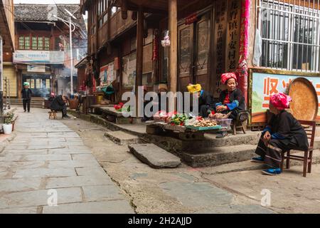21. Oktober 2021 - Longji, China: Zhuang Frauen verkaufen Waren im Dorf Pingan - Longji Stockfoto