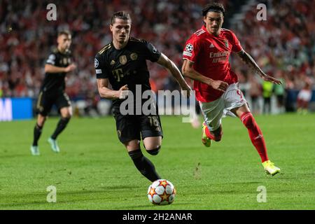 Lissabon, Portugal. Oktober 2021. Marcel Sabitzer (Mitte) vom FC Bayern München und Darwin Nunez (rechts) vom SL Benfica im Einsatz während des UEFA Champions League-Spiels zwischen SL Benfica und dem FC Bayern München im Stadion Estadio da Luz.Endstand; SL Benfica 0:4 FC Bayern München. Kredit: SOPA Images Limited/Alamy Live Nachrichten Stockfoto