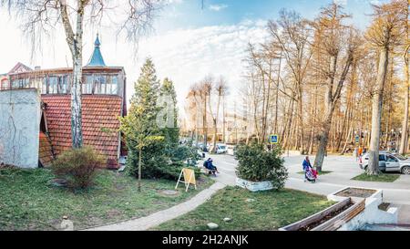 Swetlogorsk, Russland - 18. April 2021: Panorama der Oktjabrskaja-Straße Stockfoto