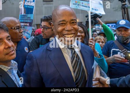 NEW YORK, NY- 20. OKTOBER: Der für die Bürgermeisterdemokratie in New York nominierte Eric Adams kommt am 20. Oktober 2021 zur ersten bürgermeisterlichen Debatte in New York City in die Fernsehstudios von NBC. Stockfoto