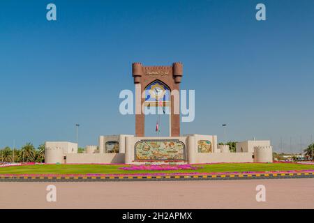 Clock Tower Burj al Sahwa am Rusayl-Kreisverkehr in Muscat, Oman Stockfoto