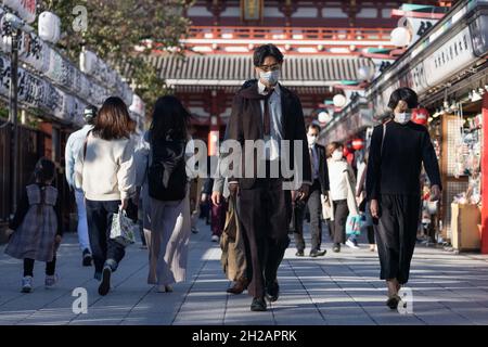 Tokio, Japan. Oktober 2021. Die Besucher spazieren durch das Einkaufsviertel des Senso-Ji-Tempels in Asakusa, Tokio.Nachdem am 30. September der mit der Pandemie Covid-19 zusammenhängende Ausnahmezustand aufgehoben wurde, kehren die Besucher zu Tokyos touristischem Hotspot in Asakusa zurück. Kredit: SOPA Images Limited/Alamy Live Nachrichten Stockfoto