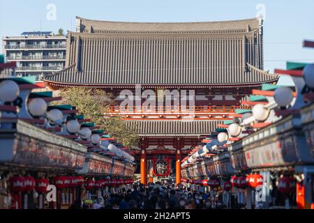 Tokio, Japan. Oktober 2021. Blick auf den alten buddhistischen Tempel Sens?-ji in Asakusa, Tokio.Nachdem am 30. September der mit der Covid-19-Pandemie verbundene Ausnahmezustand aufgehoben wurde, kehren Besucher zu Tokyos touristischem Hotspot in Asakusa zurück. Kredit: SOPA Images Limited/Alamy Live Nachrichten Stockfoto