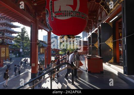 Tokio, Japan. Oktober 2021. Nach der Aufhebung des mit der Covid-19-Pandemie verbundenen Ausnahmezustands am 30. September kehren die Besucher zum touristischen Hotspot Tokyos in Asakusa zurück, um am Senso-Ji-Tempel in Asakusa, Tokio, zu beten. Kredit: SOPA Images Limited/Alamy Live Nachrichten Stockfoto