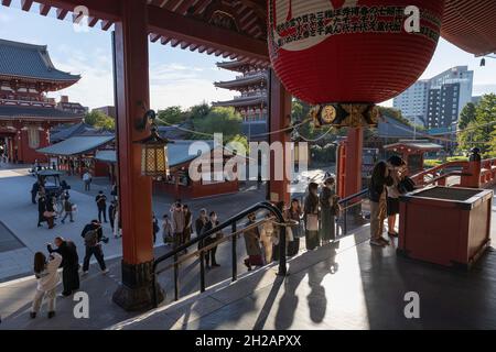 Tokio, Japan. Oktober 2021. Die Besucher stehen vor dem Senso-Ji-Tempel in Asakusa, Tokio, um zu beten.Nachdem am 30. September der mit der Covid-19-Pandemie verbundene Ausnahmezustand aufgehoben wurde, kehren die Besucher zu Tokyos touristischem Hotspot in Asakusa zurück. Kredit: SOPA Images Limited/Alamy Live Nachrichten Stockfoto