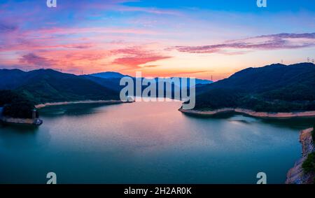 Berg- und Waldlandschaft mit Flusslandschaft bei Sonnenaufgang im Dorf Hemu, Xinjiang, China. Stockfoto