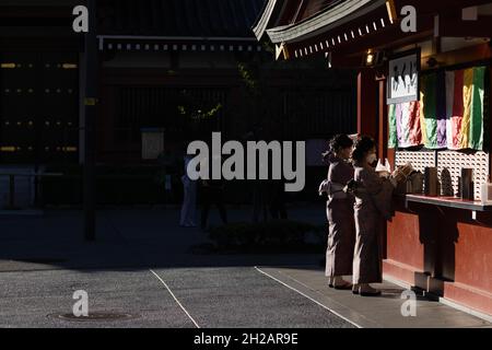 Tokio, Japan. Oktober 2021. Frauen, die in Kimono gekleidet waren, sahen, wie sie im Senso-Ji-Tempel in Asakusa, Tokio, „Mikuji“ (Glücksscheine) kauften.Nachdem am 30. September der mit der Covid-19-Pandemie verbundene Ausnahmezustand aufgehoben wurde, kehren Besucher zu Tokyos touristischem Hotspot in Asakusa zurück. (Foto: Stanislav Kogiku/SOPA Images/Sipa USA) Quelle: SIPA USA/Alamy Live News Stockfoto