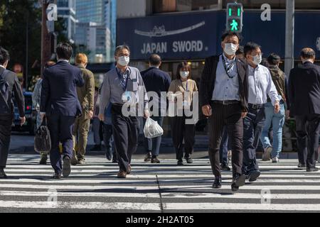 Tokio, Japan. Oktober 2021. Maskierte Menschen gehen über eine Straße im Geschäftsviertel Toranomon Hills in Tokio. (Foto: Stanislav Kogiku/SOPA Images/Sipa USA) Quelle: SIPA USA/Alamy Live News Stockfoto