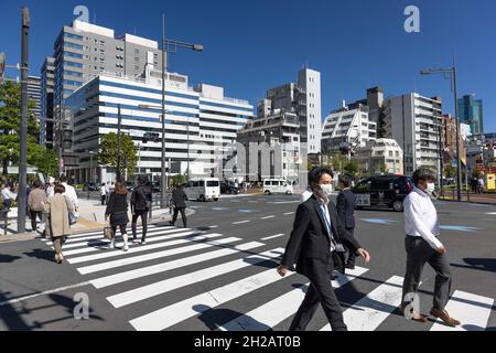 Tokio, Japan. Oktober 2021. Maskierte Menschen gehen über eine Straße im Geschäftsviertel Toranomon Hills in Tokio. (Foto: Stanislav Kogiku/SOPA Images/Sipa USA) Quelle: SIPA USA/Alamy Live News Stockfoto