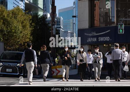 Tokio, Japan. Oktober 2021. Maskierte Menschen gehen über eine Straße im Geschäftsviertel Toranomon Hills in Tokio. (Foto: Stanislav Kogiku/SOPA Images/Sipa USA) Quelle: SIPA USA/Alamy Live News Stockfoto