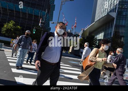 Tokio, Japan. Oktober 2021. Maskierte Menschen gehen über eine Straße im Geschäftsviertel Toranomon Hills in Tokio. (Foto: Stanislav Kogiku/SOPA Images/Sipa USA) Quelle: SIPA USA/Alamy Live News Stockfoto