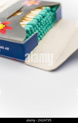 Karton mit Streichhölzern auf einer weißen Oberfläche Stockfoto