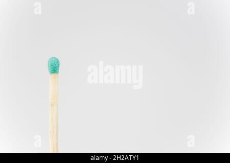 Holzmatch mit blauem Kopf, Nahaufnahme vor weißem Hintergrund Stockfoto