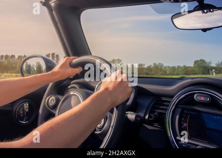 Frau, die im Sommer ein Cabrio fährt Stockfoto