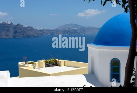 Teilansicht der blauen Kuppel der traditionellen griechischen kykladischen Kirche über der Caldera in Santorini, Kykladen, Griechenland Stockfoto