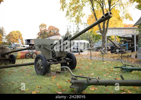 Posen, Polen - Panzer und militärische Ausrüstung auf der Zitadelle von Posen. Stockfoto
