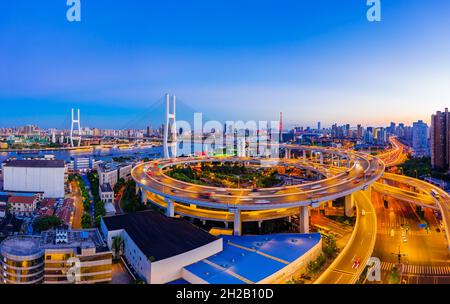 Schöne nanpu Brücke bei Nacht, überquert huangpu Fluss, shanghai, China. Stockfoto