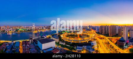 Schöne nanpu Brücke bei Nacht, überquert huangpu Fluss, shanghai, China. Stockfoto