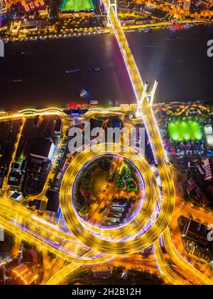 Schöne nanpu Brücke bei Nacht, überquert huangpu Fluss, shanghai, China. Stockfoto