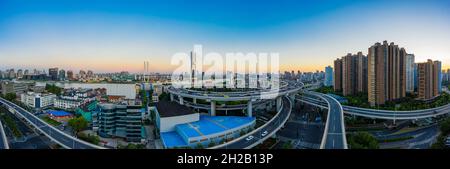 Schöne nanpu Brücke in der Dämmerung, überquert huangpu Fluss, shanghai, China. Stockfoto