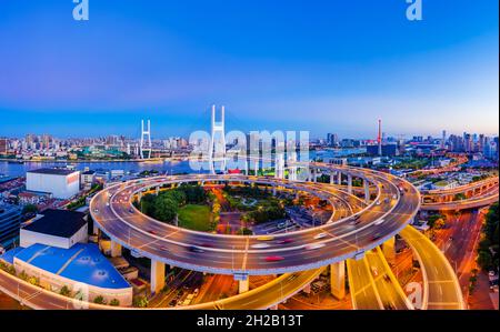 Schöne nanpu Brücke bei Nacht, überquert huangpu Fluss, shanghai, China. Stockfoto