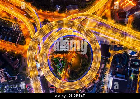 Luftaufnahme der Nanpu Brücke bei Nacht in Shanghai, China. Stockfoto