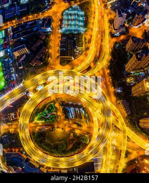 Luftaufnahme der Nanpu Brücke bei Nacht in Shanghai, China. Stockfoto