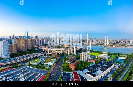 Schöne nanpu Brücke in der Dämmerung, überquert huangpu Fluss, shanghai, China. Stockfoto