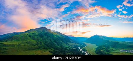 Berg- und Waldlandschaft mit Flusslandschaft bei Sonnenaufgang im Dorf Hemu, Xinjiang, China. Stockfoto