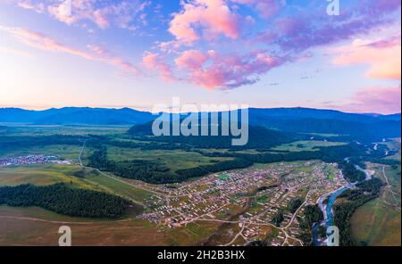 Schöne Hemu Dorf mit natürlicher Landschaft in Xinjiang, grünen Berg und Wald mit Flüssen.Hemu Dorf ist ein berühmtes Reiseziel in China.Aer Stockfoto