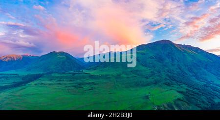 Berg- und Waldlandschaft mit Grünland-Naturlandschaft bei Sonnenaufgang im Dorf Hemu, Xinjiang, China. Stockfoto