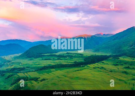 Berg- und Waldlandschaft mit Grünland-Naturlandschaft bei Sonnenaufgang im Dorf Hemu, Xinjiang, China. Stockfoto