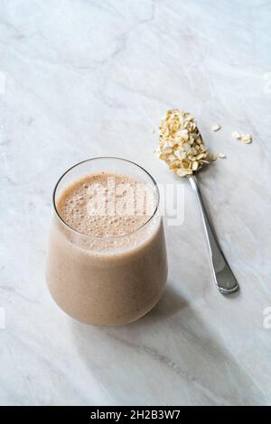 Haferflocken Smoothie mit Erdnussbutter, Zimt, Banane und Apfel. Bereit zum Trinken von Bio-Getränken. Stockfoto