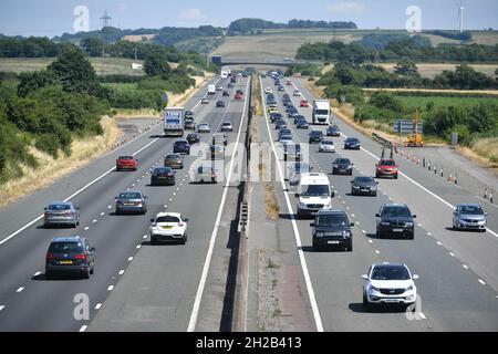 Aktenfoto vom 07/07/18 von Fahrzeugen, die auf der Autobahn M4 in der Nähe von Bristol fahren. Nach Angaben des RAC wird die Ankunft von Halbzeitaufenthalten in England und Wales voraussichtlich in den kommenden Tagen zu einem „Herbstrausch“ auf den Straßen führen. Zwischen Freitag und Sonntag werden in Großbritannien schätzungsweise 19.4 Millionen verschiedene Urlaubsreisen mit dem Auto stattfinden, während eine Umfrage unter 1,400 Fahrern ergab, dass der Samstag mit 5.6 Millionen Fahrten der beliebteste Tag sein wird. Stockfoto