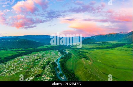 Schöne Hemu Dorf mit natürlicher Landschaft in Xinjiang, grünen Berg und Wald mit Flüssen.Hemu Dorf ist ein berühmtes Reiseziel in China.Aer Stockfoto