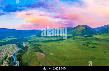 Schöne Hemu Dorf mit natürlicher Landschaft in Xinjiang, grünen Berg und Wald mit Flüssen.Hemu Dorf ist ein berühmtes Reiseziel in China.Aer Stockfoto