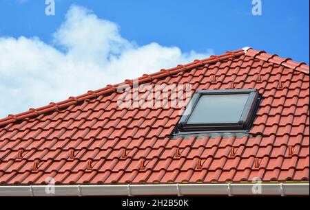 Dachfenster auf dem roten Ziegeldach. Stockfoto