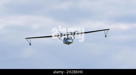 Vintage PBY-5A Catalina „Miss Pick Up“ (G-PBYA) Flying Boat in Flight. Stockfoto