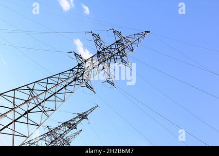 Elektrische Übertragungsleitung auf blauem Himmel Hintergrund Stockfoto