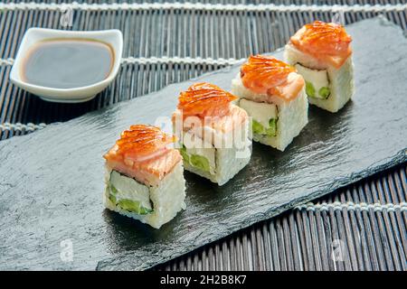 Philadelphia Deluxe Sushi, leckere, saftige und köstliche Brötchen Stockfoto