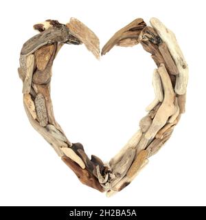 Romantische natürliche Driftwood Herzform auf weißem Hintergrund Rahmen. Natur Grenze Symbol der Liebe Konzept. Draufsicht, flach liegend, Kopierbereich. Stockfoto