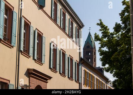 Nahaufnahme der traditionellen deutschen Steinarchitektur mit Blick auf eine Kathedrale im Hintergrund Stockfoto