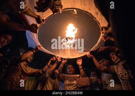 Chittagong Bangladesh, 20/10/2021, die buddhistische Gemeinschaft wird ihr zweitgrößtes religiöses Fest 'Probarona Purnima' im ganzen Land feiern. Das Fest ist auch als Ashwini Purnima bekannt, das den Abschluss der dreimonatigen Abgeschiedenheit der Mönche in ihren Klöstern darstellt, um sich selbst zu erbauen und ihre Trübungen zu sühnen. Um dieses Ereignis zu markieren, werden Buddhisten Luftballons mit Kerzenlicht aus farbigem Papier (Fanush) freisetzen und sie am Abend frei in den Himmel strömen lassen, was die Hauptattraktion des Festivals ist. Verschiedene Zeremonien, einschließlich Laternenflug haben Stockfoto