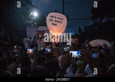 Chittagong Bangladesh, 20/10/2021, die buddhistische Gemeinschaft wird ihr zweitgrößtes religiöses Fest 'Probarona Purnima' im ganzen Land feiern. Das Fest ist auch als Ashwini Purnima bekannt, das den Abschluss der dreimonatigen Abgeschiedenheit der Mönche in ihren Klöstern darstellt, um sich selbst zu erbauen und ihre Trübungen zu sühnen. Um dieses Ereignis zu markieren, werden Buddhisten Luftballons mit Kerzenlicht aus farbigem Papier (Fanush) freisetzen und sie am Abend frei in den Himmel strömen lassen, was die Hauptattraktion des Festivals ist. Verschiedene Zeremonien, einschließlich Laternenflug haben Stockfoto